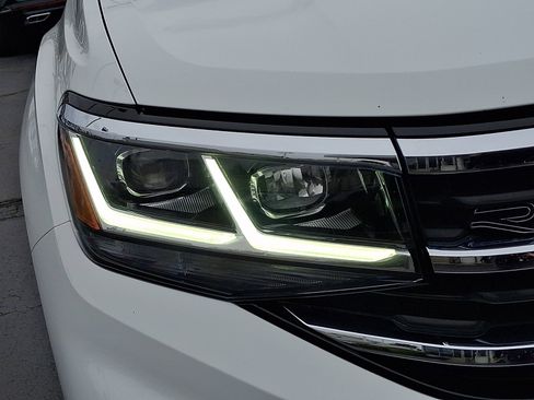 Certified 2022 Volkswagen Atlas SEL R-Line image 9