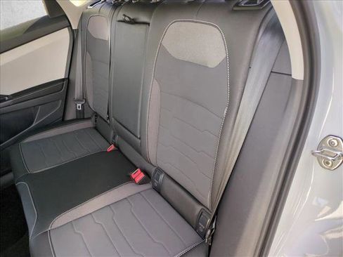 Used 2025 Volkswagen Taos SE w/ Panoramic Sunroof Package image 18