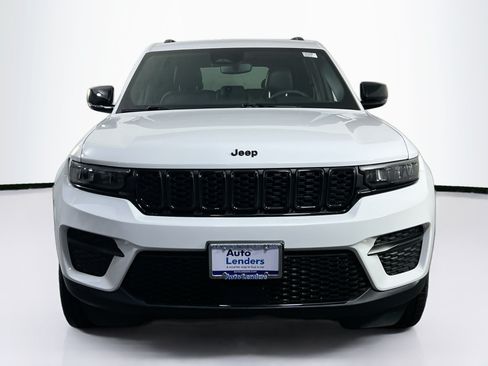 Used 2023 Jeep Grand Cherokee Altitude AWD/4WD image 2