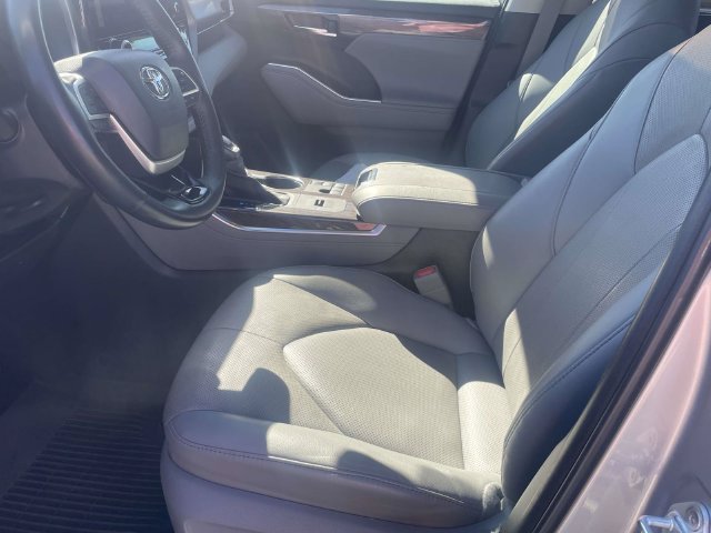 Used 2023 Toyota Highlander Limited FWD image 14