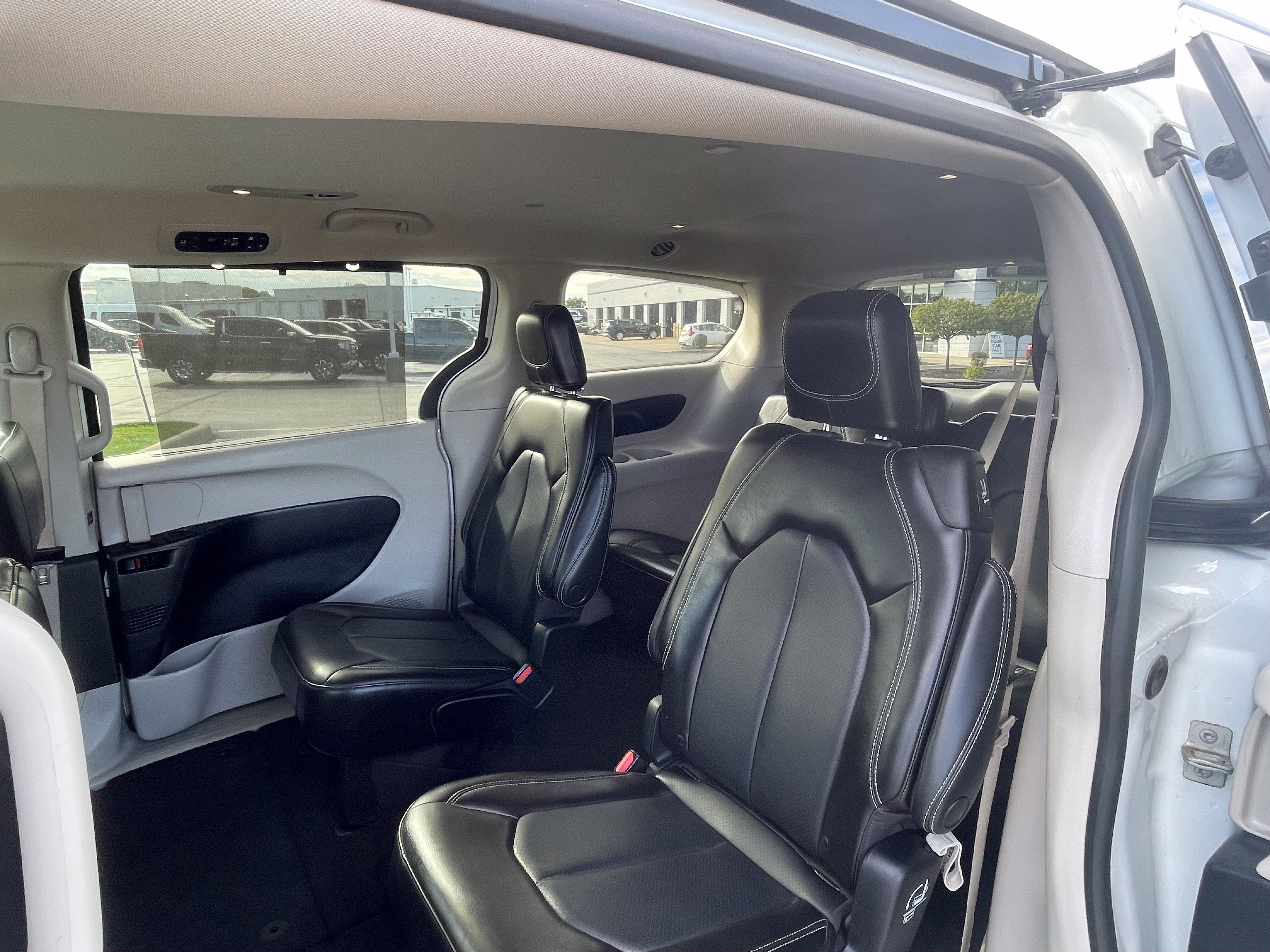 Used 2023 Chrysler Pacifica Touring-L FWD image 15