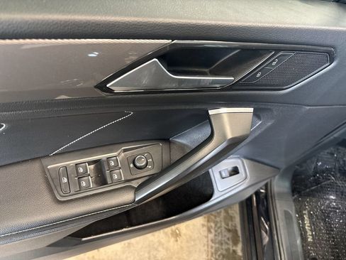 Used 2022 Volkswagen Tiguan SE AWD/4WD image 19