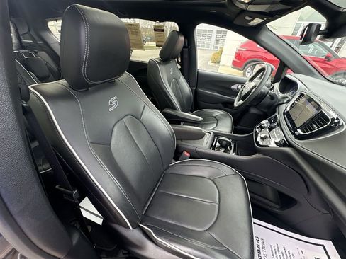 Used 2025 Chrysler Pacifica Limited image 26