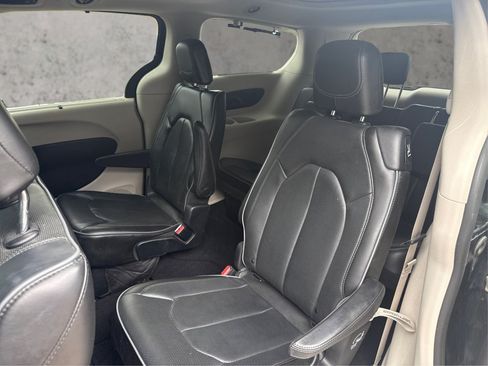 Used 2019 Chrysler Pacifica Limited FWD image 12