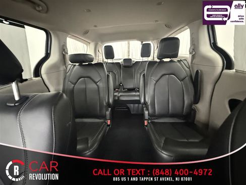 Used 2024 Chrysler Pacifica Touring-L FWD image 11