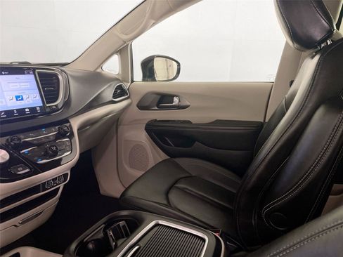 Used 2024 Chrysler Pacifica Touring-L image 23