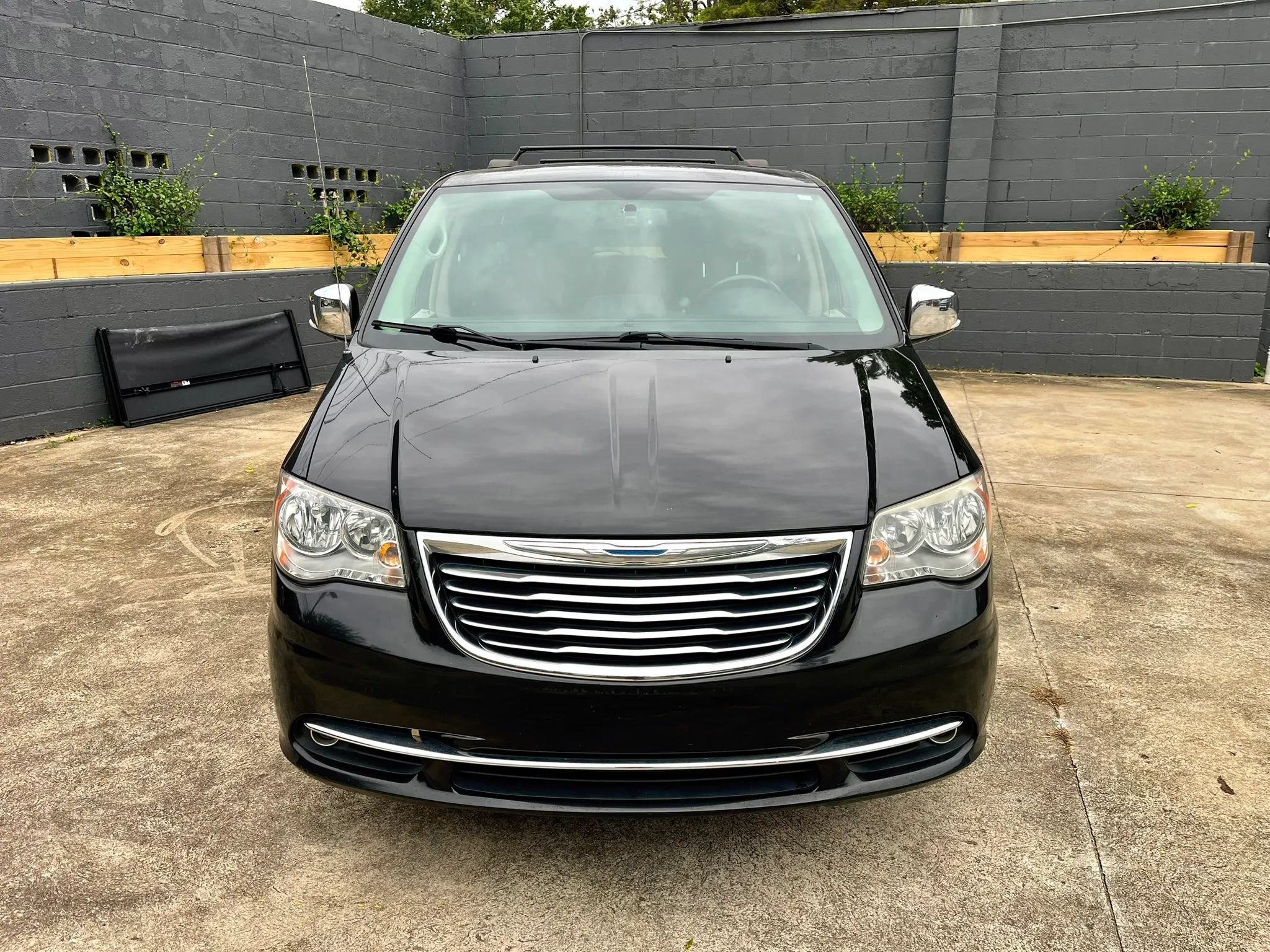 Used 2015 Chrysler Town & Country Limited FWD image 2
