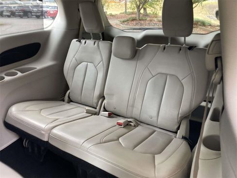 Used 2021 Chrysler Pacifica Touring-L image 9