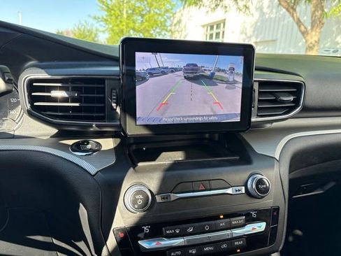Used 2020 Ford Explorer XLT w/ Equipment Group 202A AWD/4WD image 17