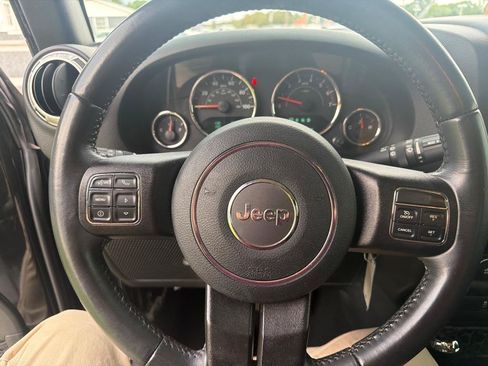 Used 2018 Jeep Wrangler Unlimited Sahara w/ Connectivity Group AWD/4WD image 17