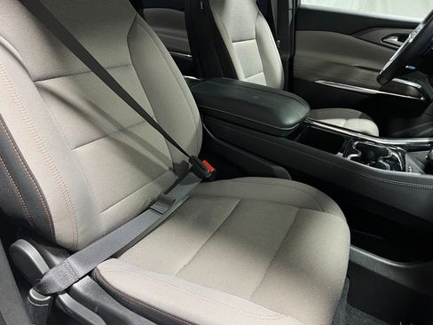 Used 2025 Chevrolet Traverse LT image 10