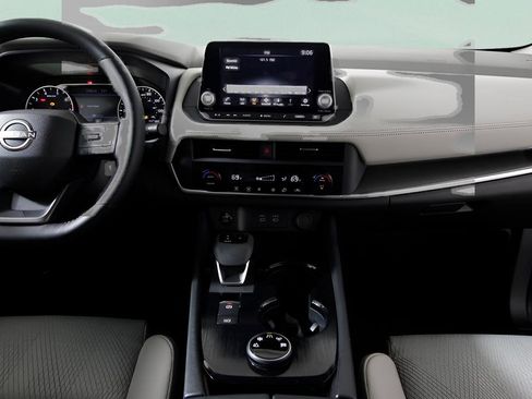 Used 2025 Nissan Rogue SV image 25