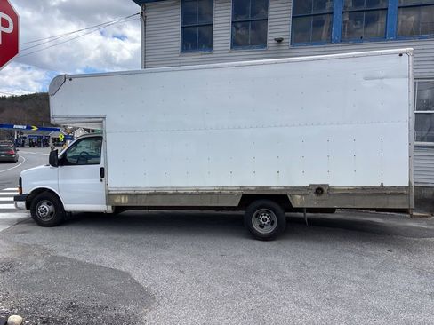 Used 2016 GMC Savana 3500 Extended RWD image 2