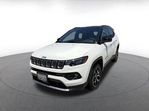 Used 2025 Jeep Compass Limited AWD/4WD image 4