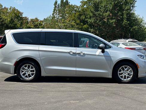 Used 2023 Chrysler Pacifica Touring-L FWD image 3