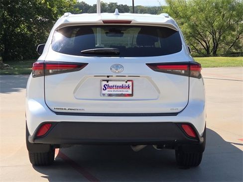 Used 2024 Toyota Highlander XLE image 6