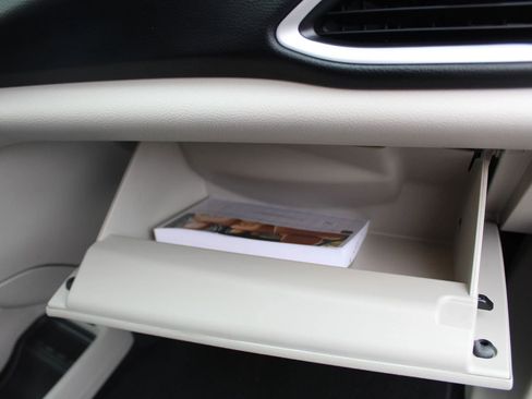 Used 2023 Chrysler Pacifica Touring-L image 31