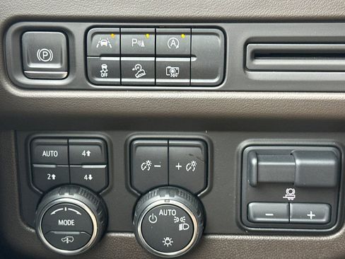 Used 2023 Chevrolet Suburban Z71 w/ Off-Road Capability Package image 42