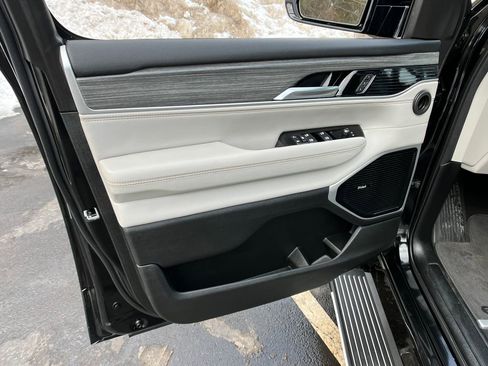 Used 2023 Jeep Wagoneer L Series III w/ Premium Group I image 11