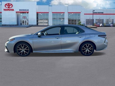 Certified 2021 Toyota Camry SE image 3