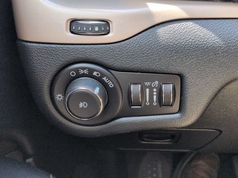 Used 2016 Jeep Cherokee Latitude w/ Cold Weather Group AWD/4WD image 19