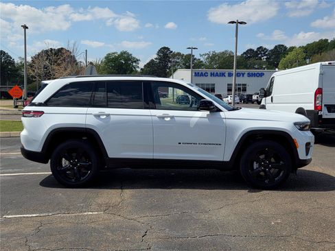 New 2025 Jeep Grand Cherokee Altitude RWD image 36