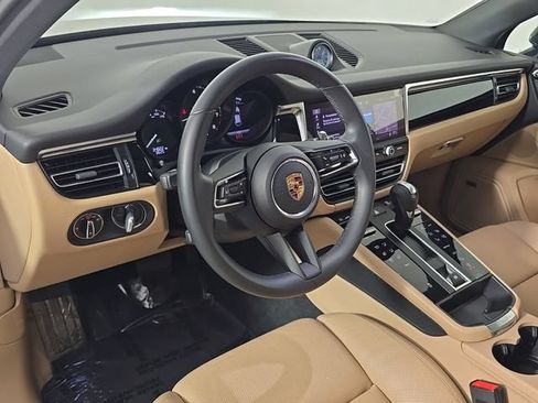 Certified 2022 Porsche Macan AWD/4WD image 4