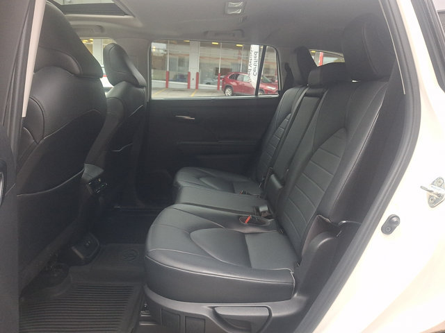 Used 2020 Toyota Highlander XLE AWD/4WD image 11
