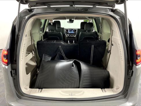 Used 2023 Chrysler Pacifica Touring-L FWD image 37