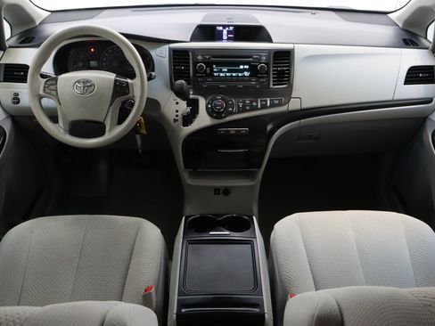 Used 2014 Toyota Sienna LE FWD image 28