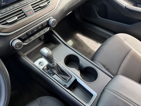 Used 2025 Nissan Altima 2.5 SV FWD image 41
