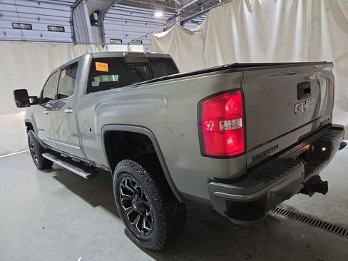 Used 2017 GMC Sierra 2500 Denali w/ Suspension Package, Off-Road AWD/4WD image 4