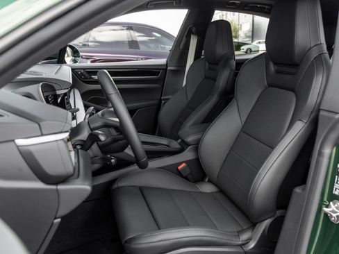 Certified 2025 Porsche Macan Electric RWD image 5