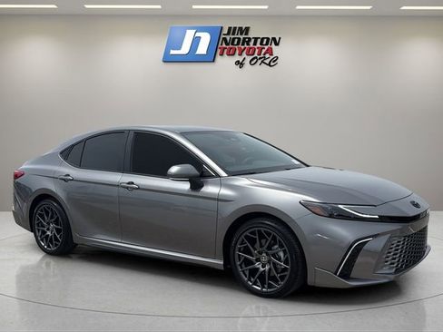 Used 2025 Toyota Camry XSE FWD image 3