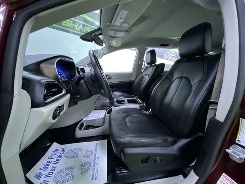 Used 2018 Chrysler Pacifica Touring-L Plus w/ Tire & Wheel Group image 16