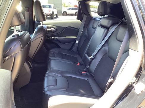Used 2020 Jeep Cherokee Latitude Plus AWD/4WD image 21