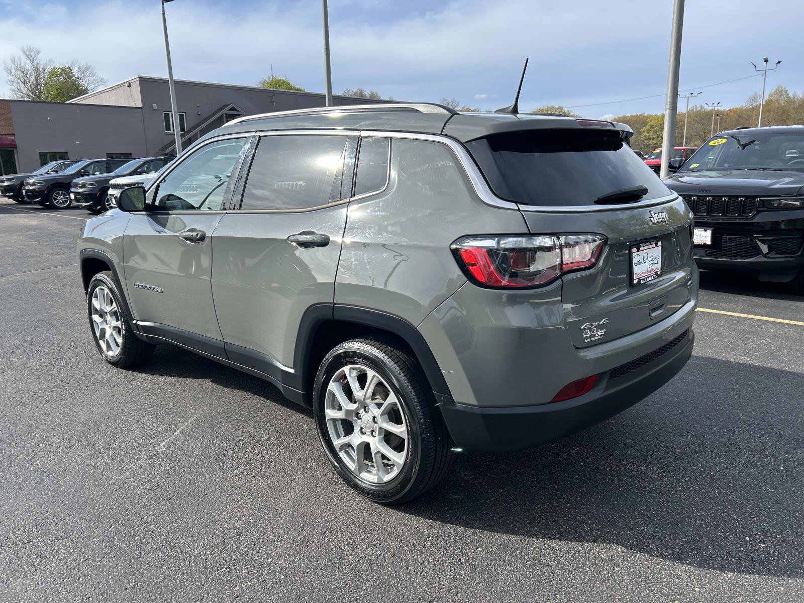 Used 2023 Jeep Compass Latitude w/ Sun and Sound Group AWD/4WD image 7