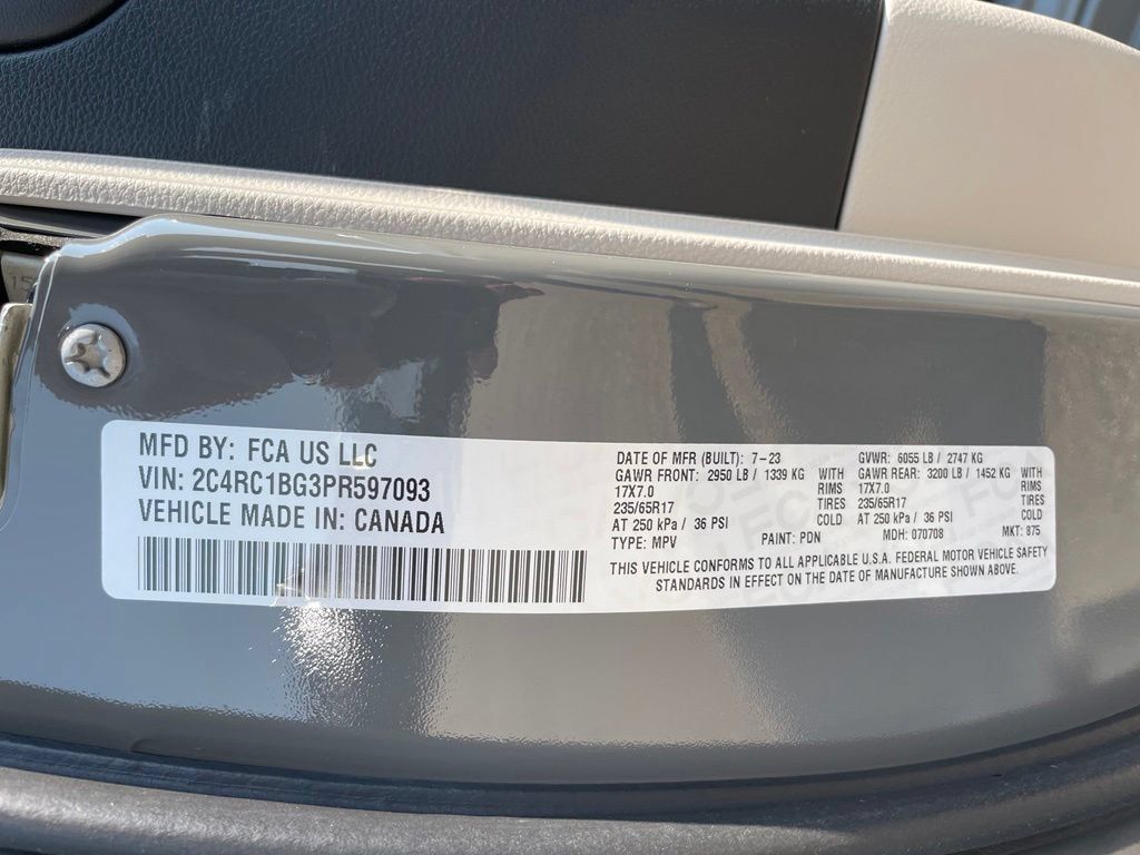 Used 2023 Chrysler Pacifica Touring-L FWD image 35