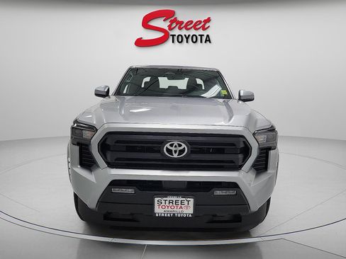 Used 2025 Toyota Tacoma SR5 AWD/4WD image 5