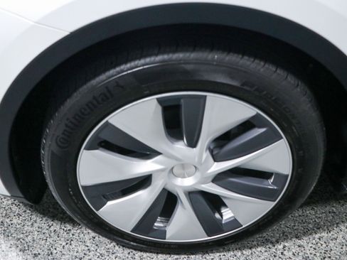 Used 2022 Tesla Model Y Long Range AWD/4WD image 11