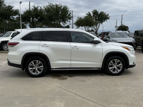 Used 2015 Toyota Highlander XLE FWD image 3