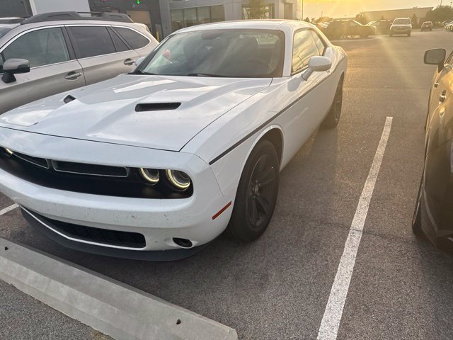 Used 2015 Dodge Challenger SXT RWD image 2
