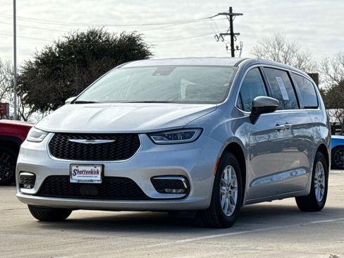 Used 2023 Chrysler Pacifica Touring-L image 3