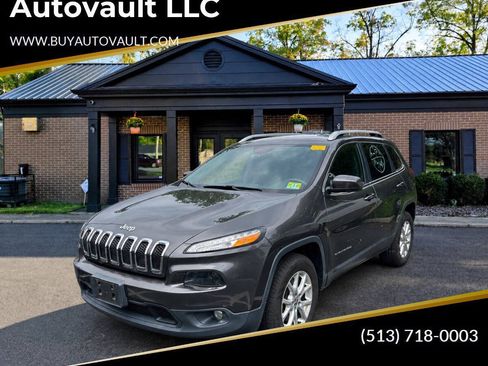Used 2017 Jeep Cherokee Latitude w/ Comfort/Convenience Group AWD/4WD image 1