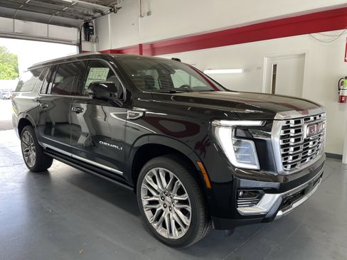 New 2026 GMC Yukon XL Denali w/ Denali Reserve Package image 3