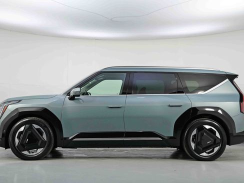 Used 2024 Kia EV9 Land image 9