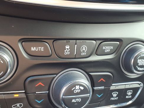 Used 2020 Jeep Cherokee Limited AWD/4WD image 18