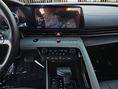 Certified 2025 Hyundai Elantra Limited image 19