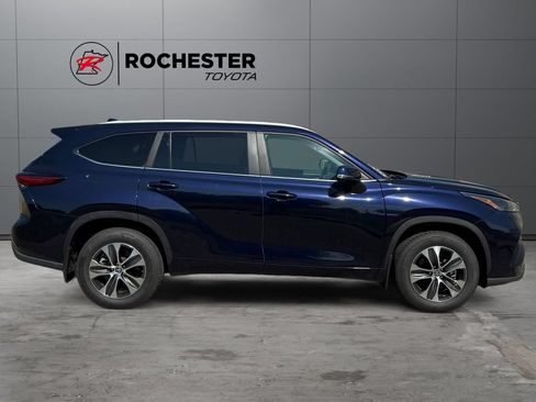 Used 2023 Toyota Highlander XLE AWD/4WD image 6