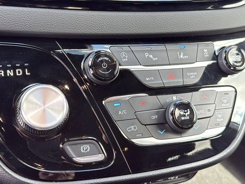 Used 2025 Chrysler Pacifica Select FWD image 22